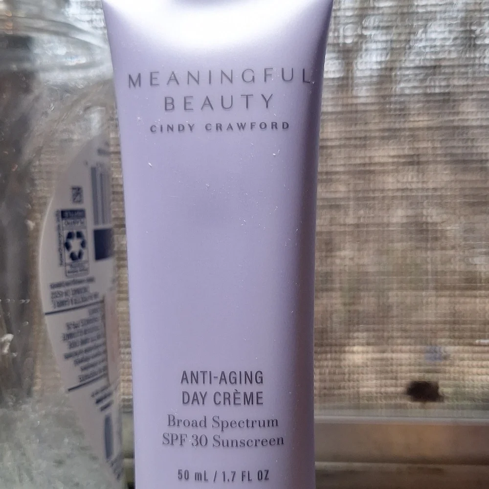 Meaningful Beauty Skincare Collection - Cream and Purple by Cindy Crawford - Picture 8 of 11